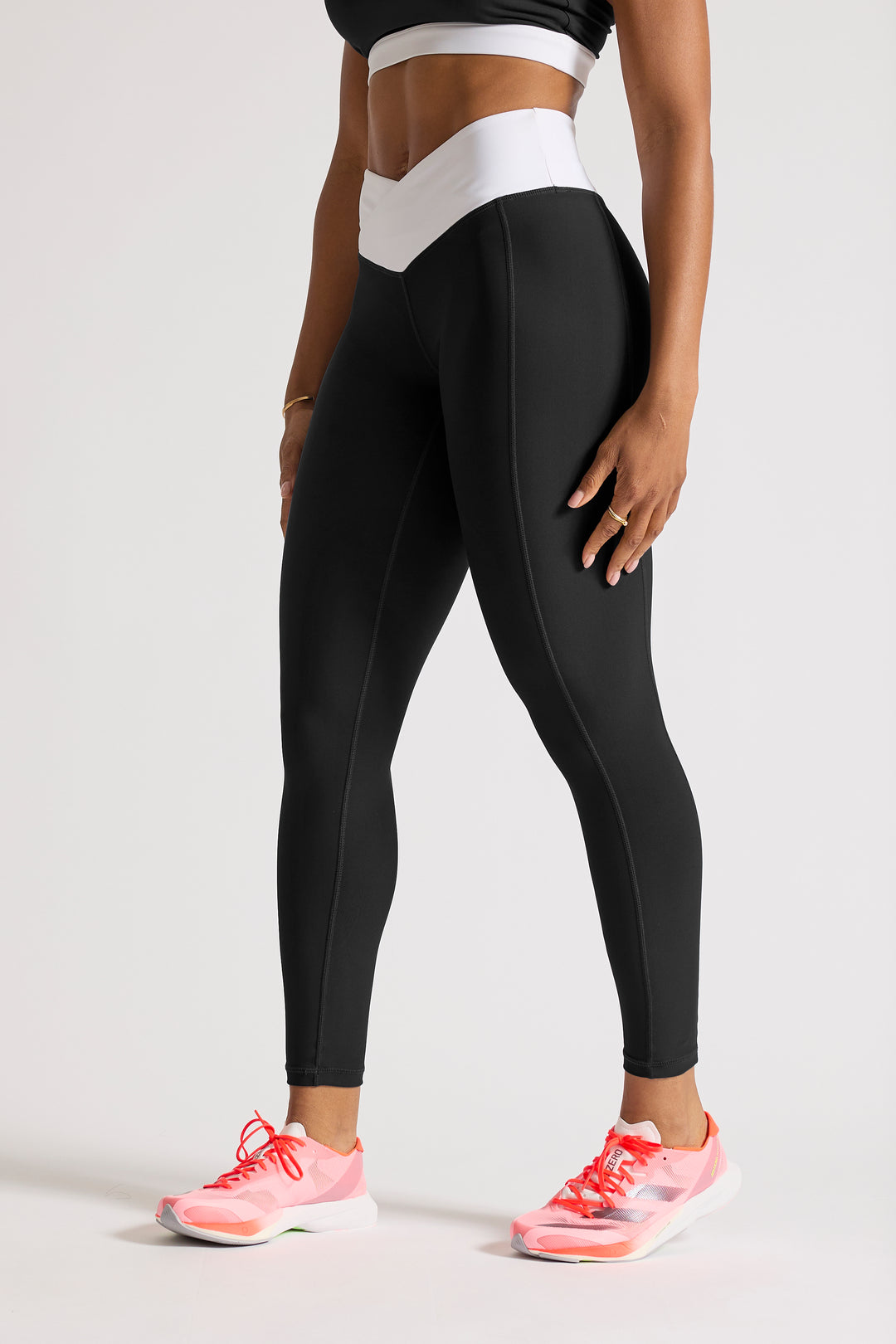 Black 'V Cut' - Leggings