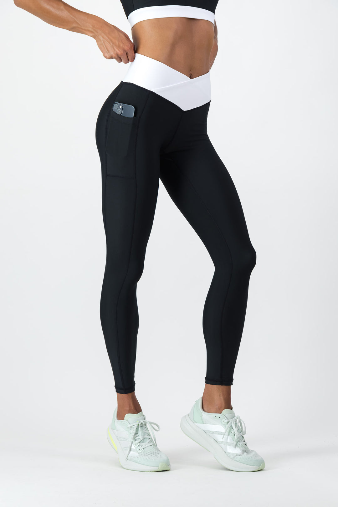 Black 'V Cut' - Leggings